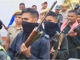 Naxalites Surrender: 22 नक्सलियों का हथियारों के साथ सरेंडर, छत्तीसगढ़-उड़ीसा सीमा पर नेटवर्क को बड़ा झटका