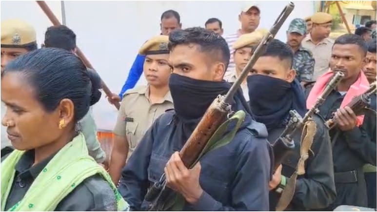 Naxalites Surrender: 22 नक्सलियों का हथियारों के साथ सरेंडर, छत्तीसगढ़-उड़ीसा सीमा पर नेटवर्क को बड़ा झटका