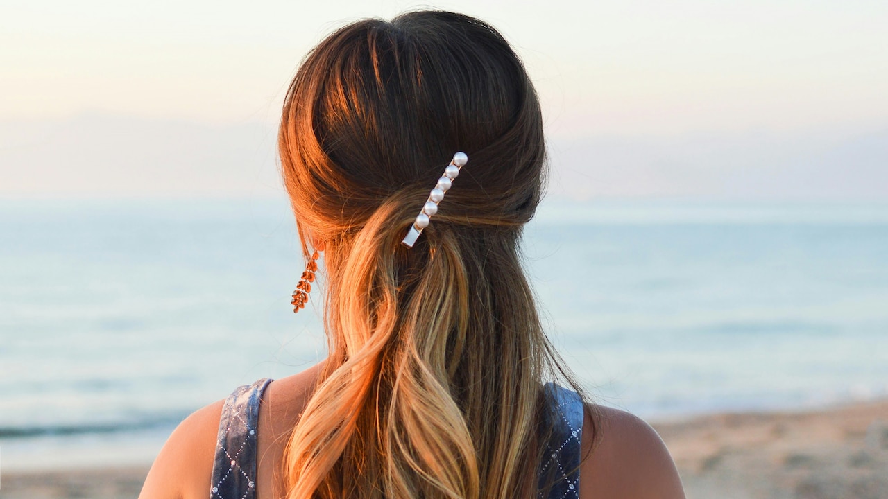 How To Tie Your Hair Right With Clips and Scrunchies Without Damage How To Tie Your Hair Right With Clips and Scrunchies Without Damage