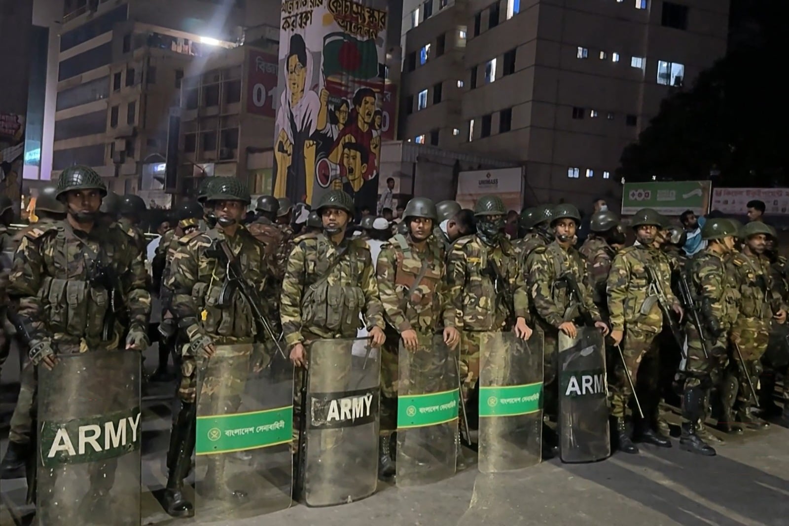 हिंसक भीड़ इमारतों को आग लगी रही थी और आर्मी चुपचाप खड़ी थी