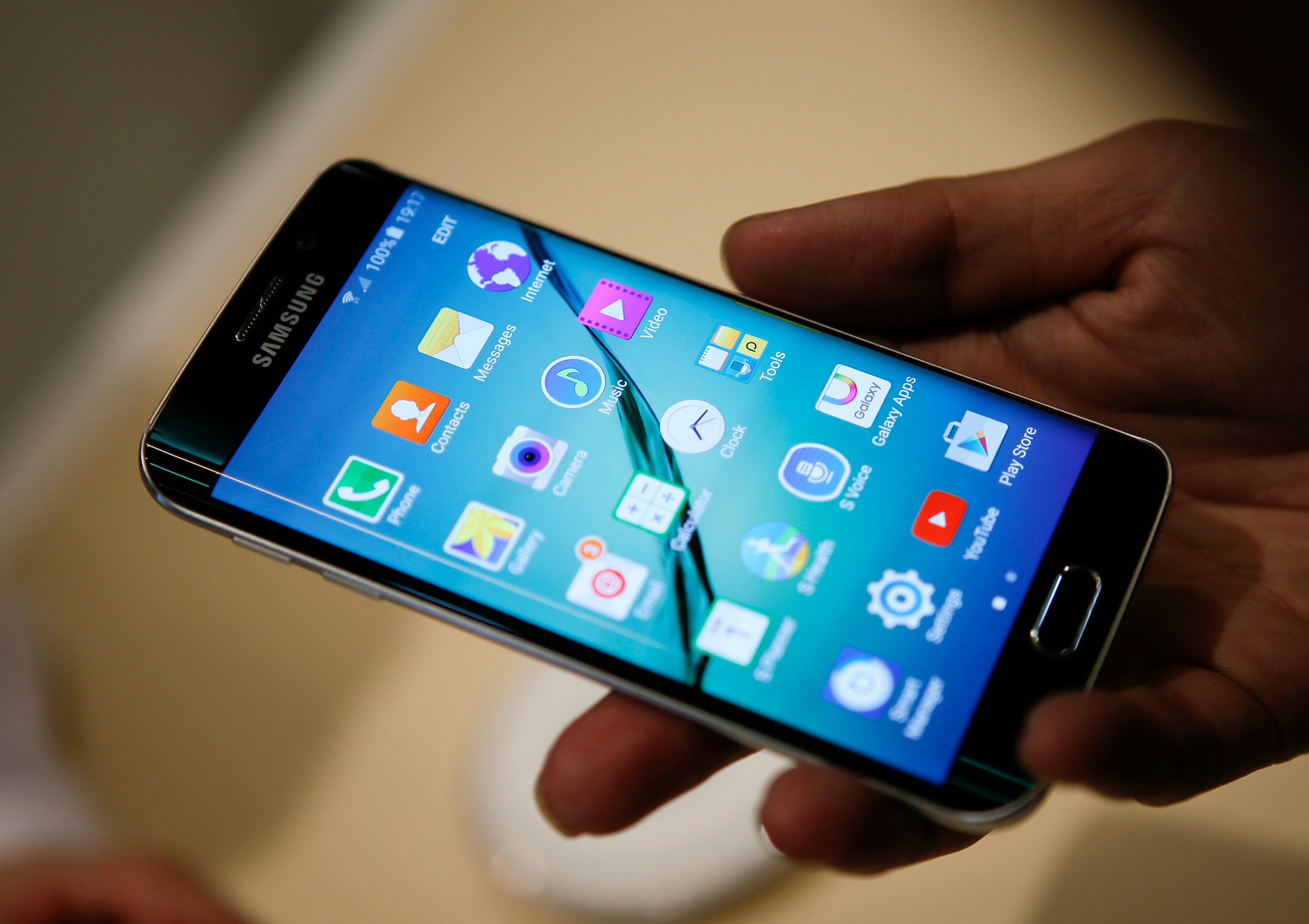 Samsung To Cut Memory Chip Output After Worst Profit Since 2009