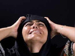 नमाज में रो रोकर अल्लाह से किस बात की दुआ मांग रहे मुसलमान, इस देश ये क्या हो गया