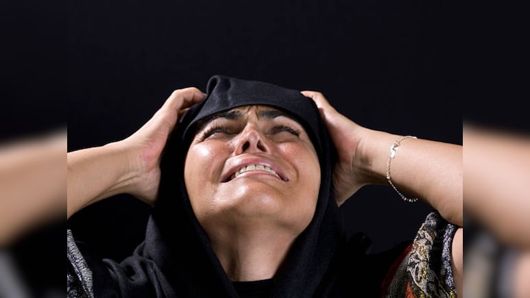 नमाज में रो रोकर अल्लाह से किस बात की दुआ मांग रहे मुसलमान, इस देश ये क्या हो गया