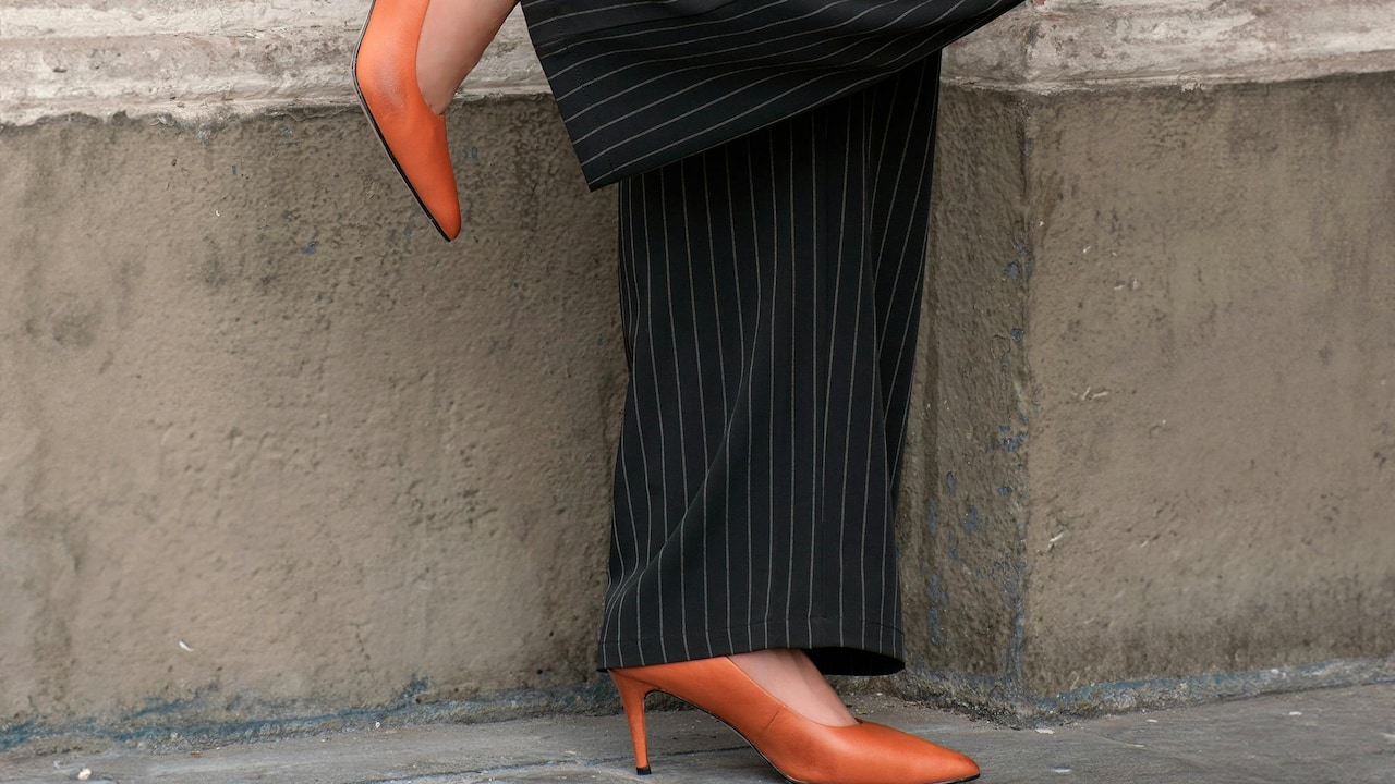 How To Stop High-Rise Straight Trousers From Pouching at the Waist How To Stop High-Rise Straight Trousers From Pouching at the Waist