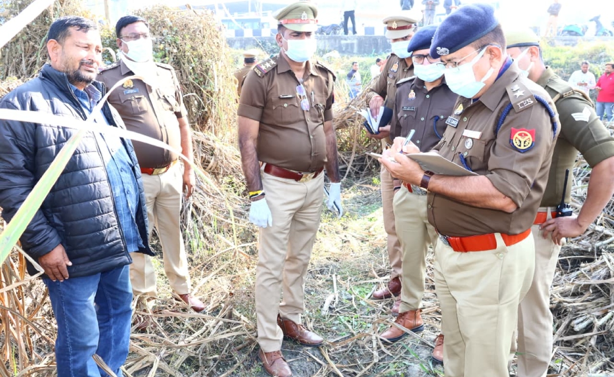 हाईवे किनारे गन्ने के खेत में मिला सूटकेस में बंद मिला महिला का कंकाल, लोगों को इस बात की है आशंका