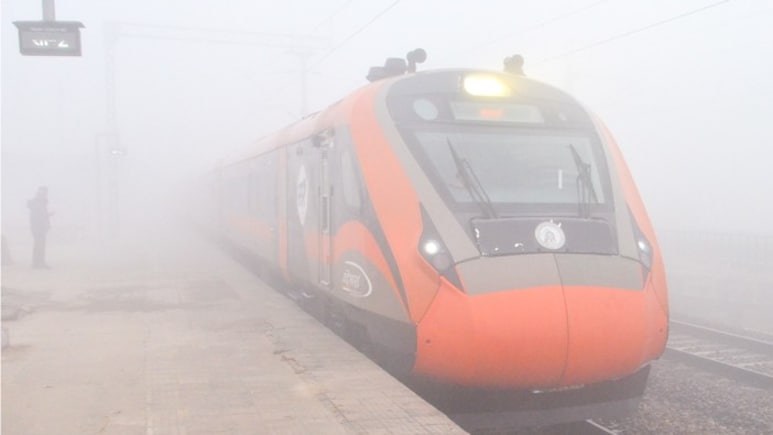 रेलवे पर कोहरे का कहर, 110 ट्रेनें लेट, तेजस और हमसफर एक्सप्रेस भी रेंग रहीं