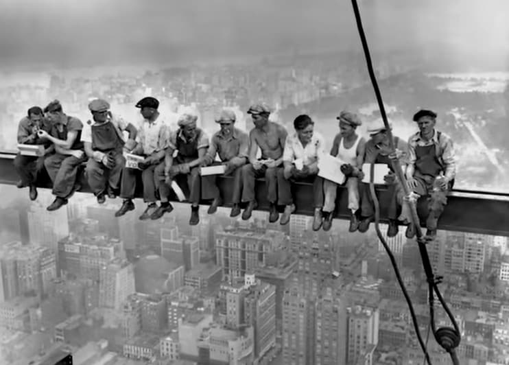 श्रमिकों की प्रसिद्ध 1932 की तस्वीर श्रमिकों की प्रसिद्ध 1932 की तस्वीर