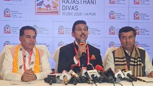 प्रवासी राजस्थानी आयोजन में खाली कुर्सी पर सियासत, डोटासरा के बयान पर राठौड़ ने किया पलटवार