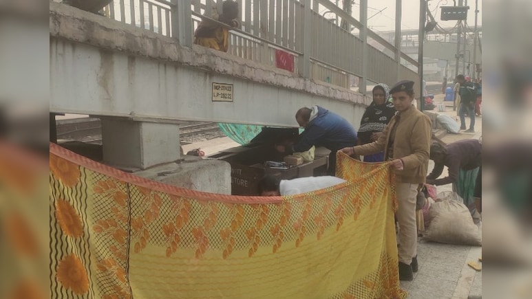 गयाजी रेलवे स्टेशन पर फुटओवर ब्रिज के नीचे महिला ने दिया बच्ची को जन्म, मेरी सहेली टीम ने की मदद