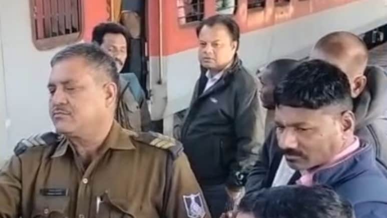 Kamayani Express: टीटी ने टिकट मांगा, तो बिना टिकट यात्रा कर रहे GRP जवान ने जबड़ा तोड़ दिया; कामायनी एक्सप्रेस में हड़कंप