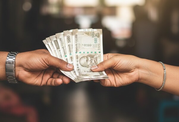 रिश्वत लेते हुए पकड़े गए IAS या IPS अधिकारी का क्या होता है? जानें कब जाती है नौकरी