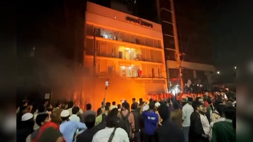 बांग्लादेश में पत्रकारों की हत्या पर क्यों उतारू उन्मादी भीड़, अखबारों के ऑफिस में बंद कर लगा दी आग- VIDEO