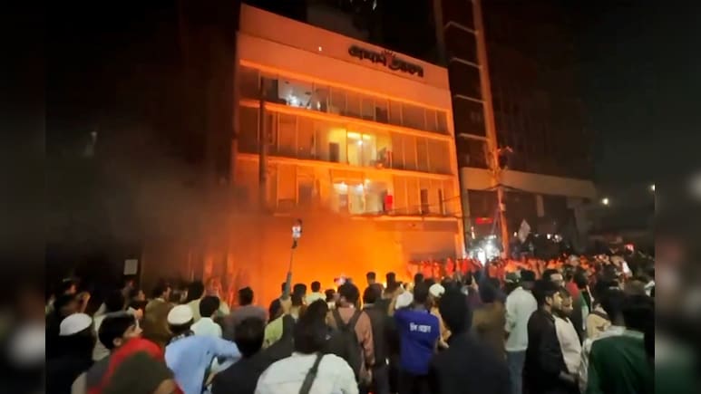 बांग्लादेश में पत्रकारों की हत्या पर क्यों उतारू उन्मादी भीड़, अखबारों के ऑफिस में बंद कर लगा दी आग- VIDEO