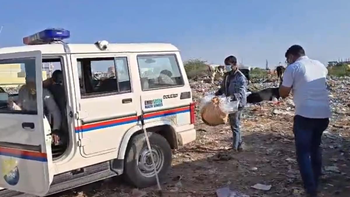 बच्ची के शव को पुलिस की वैन में हॉस्पिटल ले जाया गया