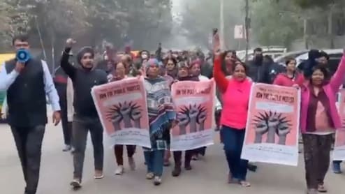 Residents Of South Delhi Colony Form Human Chain In Protest Against MCD Over Garbage, Illegal Parking