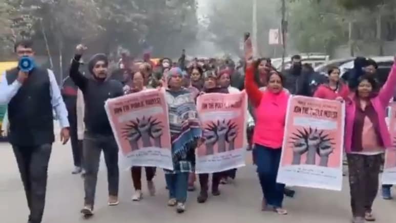 Residents Of South Delhi Colony Form Human Chain In Protest Against MCD Over Garbage, Illegal Parking