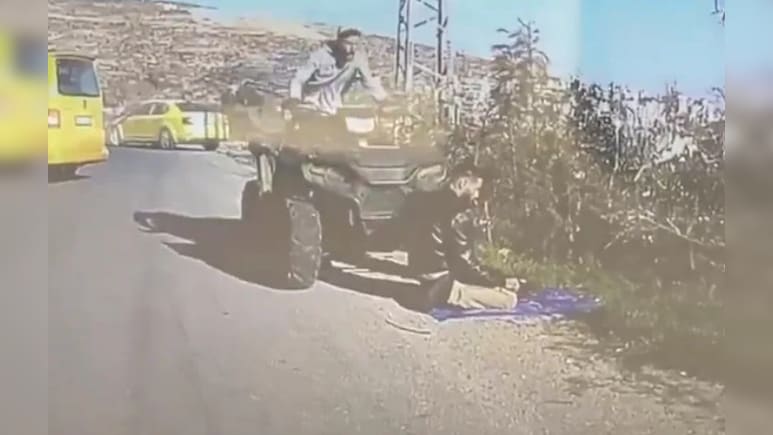 नफरत का खौफनाक चेहरा.. नमाज पढ़ते फिलिस्तीनी पर इजरायली सैनिक ने चढ़ा दी गाड़ी; वीडियो देख हिल जाएंगे