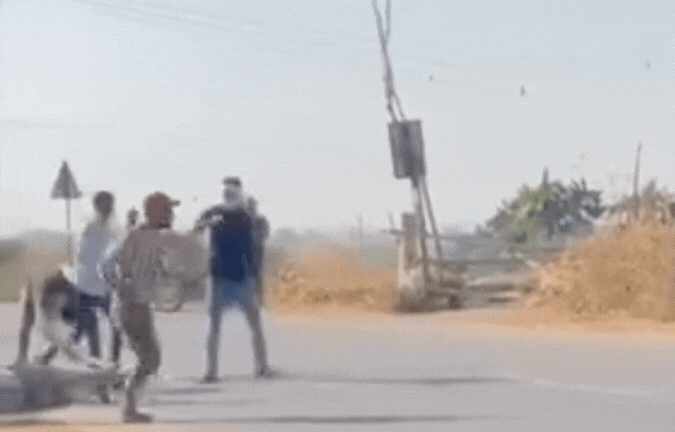 सिगरेट उधार नहीं देने पर दबंगों ने दुकानदार को लाठी-डंडों से पीटा, रूह कंपा देने वाला VIDEO आया सामने