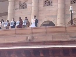 मनरेगा से गांधी नाम हटाने का विपक्ष का जबरदस्त विरोध, पुरानी संसद के पोर्च पर चढ़कर प्रदर्शन