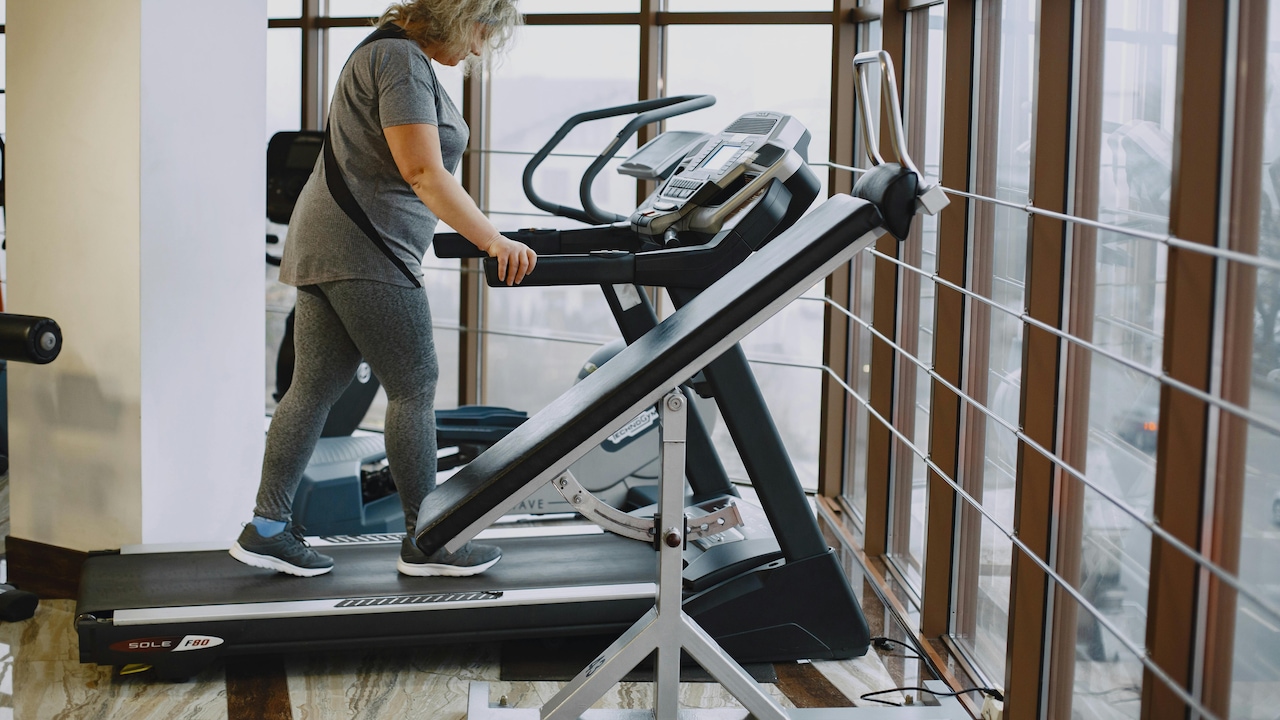 Best Treadmill Guide For Beginners: Speed, Incline And Safety Tips Explained.