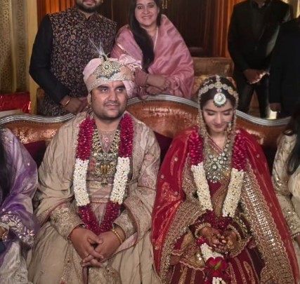 कौन है कथावाचक इंद्रेश उपाध्याय की दुल्‍हनिया, लाल लहंगे में रानी सी लग रही थी शिप्रा