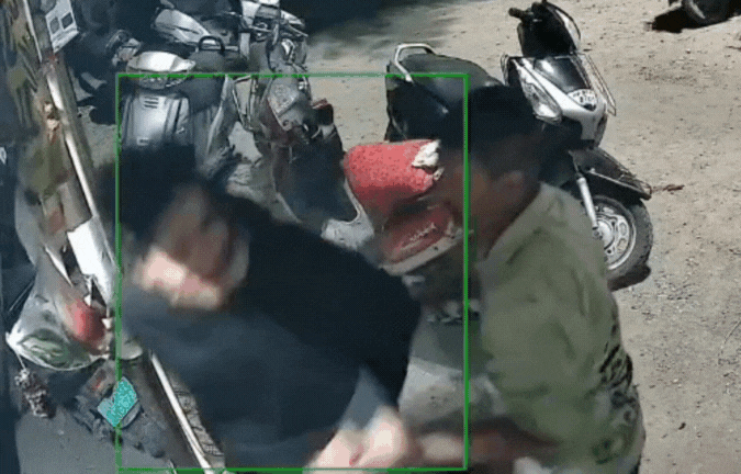 वीडियो बनाने के शक में मारपीट का VIDEO! दो बदमाशों ने रेलवे स्टेशन के पार्किंग संचालक को पीटा