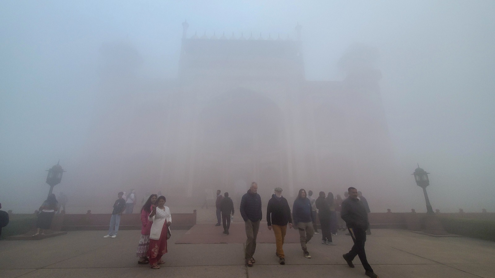 घना कोहरा... सर्दी गायब पर पूरा दिल्ली NCR सफेद चादर में लिपटा, जानें कब बारिश से मौसम पलटने के आसार