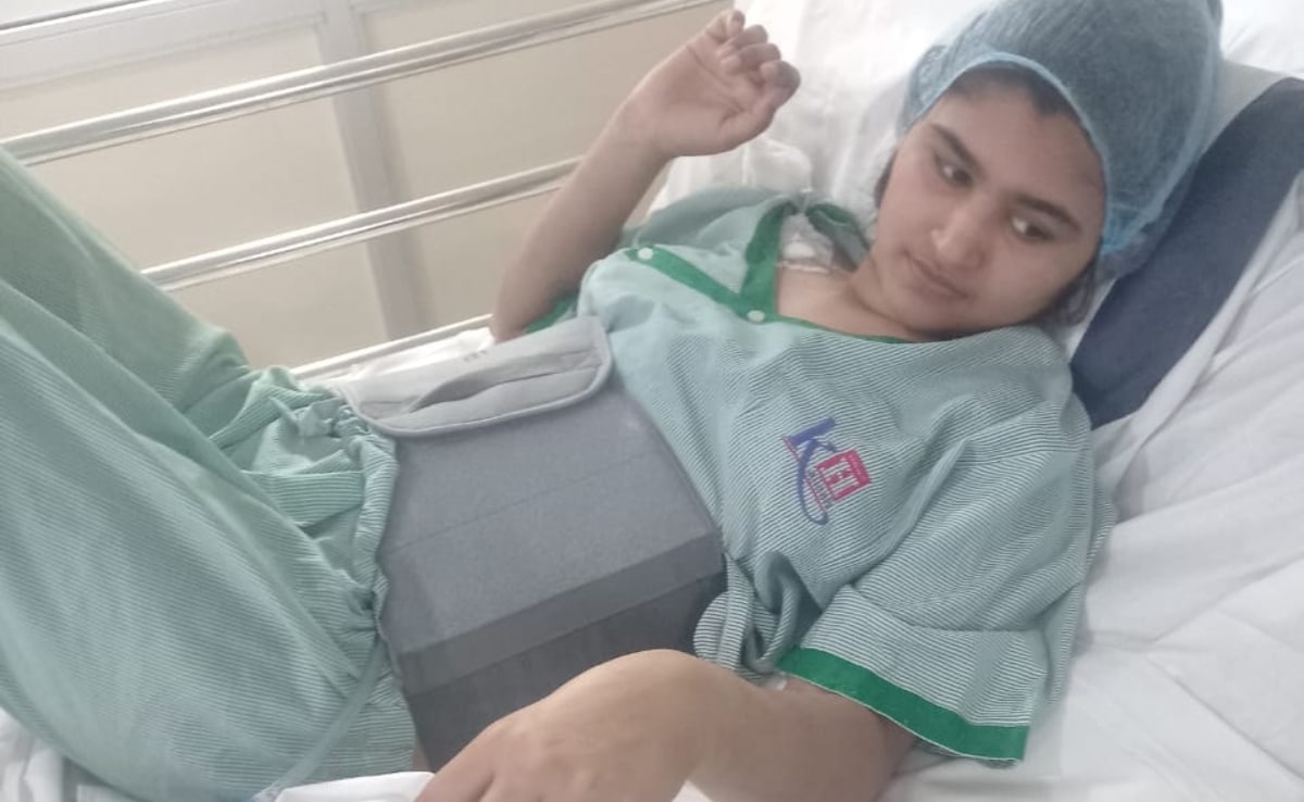 पेट में असहनीय दर्द के बाद कैलाश अस्पताल में भर्ती पीड़ित महिला.