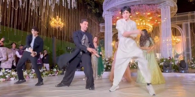 ऋतिक रोशन को बेटों को डांस में टक्कर देने के लिए करनी पड़ी मेहनत! वीडियो शेयर कर लिखी ये बात