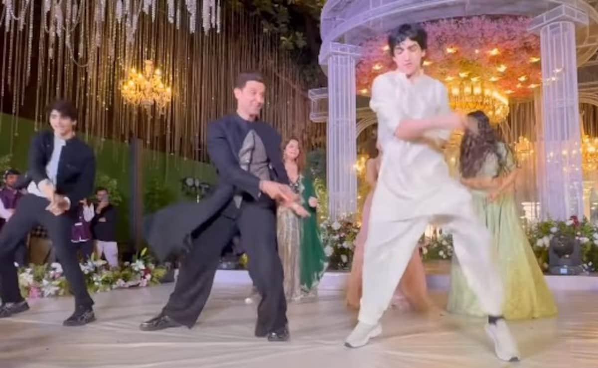 ऋतिक रोशन ने बेटों और गर्लफेंड सबा आजाद के साथ शेयर किया डांस वीडियो, बोले- टक्कर देने के लिए