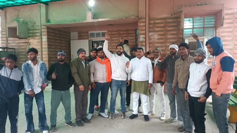 बागपत में मस्जिदों के लाउडस्पीकरों पर विवाद, VHP और बजरंग दल का प्रदर्शन