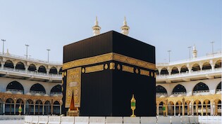 VIDEO: मक्का की ग्रैंड मस्जिद में सुसाइड की कोशिश, छत से कूदते ही नीचे लपकने आ गया सिक्योरिटी गार्ड- जान बची