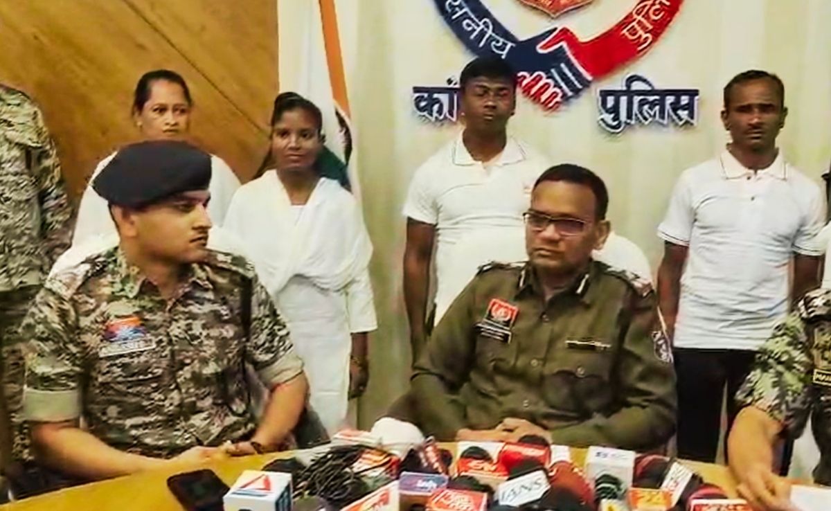 नक्सल मोर्चे पर बड़ी सफलता, 23 लाख के 4 इनामी नक्सली समेत 11 माओवादियों ने किया सरेंडर