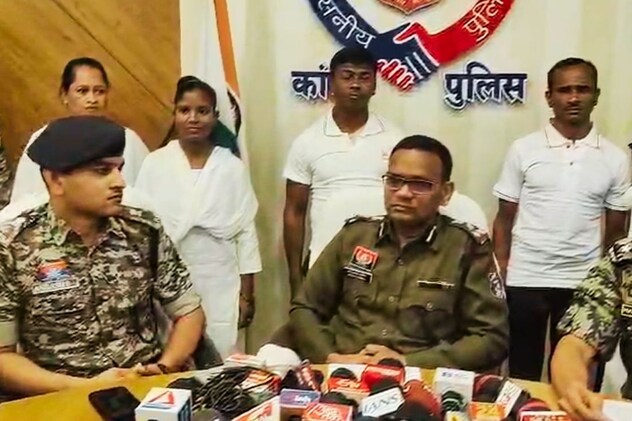 नक्सल मोर्चे पर बड़ी सफलता, 23 लाख के 4 इनामी नक्सली समेत 11 माओवादियों ने किया सरेंडर