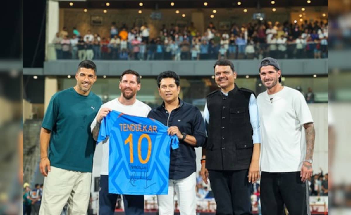 वानखेड़े स्टेडियम पहुंचे मेसी, सचिन तेंदुलकर ने दिया स्पेशल गिफ्ट, मुख्यमंत्री देवेंद्र फडणवीस से की मुलाकात