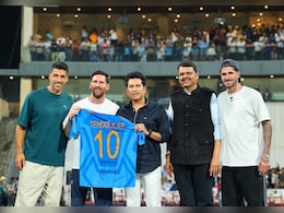 वानखेड़े स्टेडियम पहुंचे मेसी, सचिन तेंदुलकर ने दिया 'स्पेशल गिफ्ट', मुख्यमंत्री देवेंद्र फडणवीस से की मुलाकात