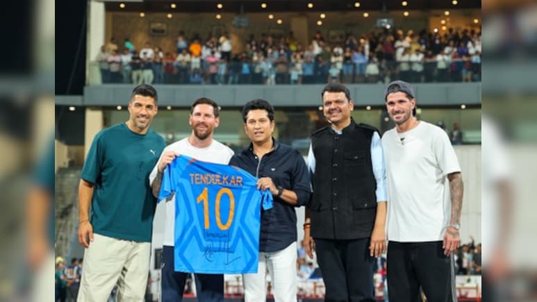 वानखेड़े स्टेडियम पहुंचे मेसी, सचिन तेंदुलकर ने दिया 'स्पेशल गिफ्ट', मुख्यमंत्री देवेंद्र फडणवीस से की मुलाकात