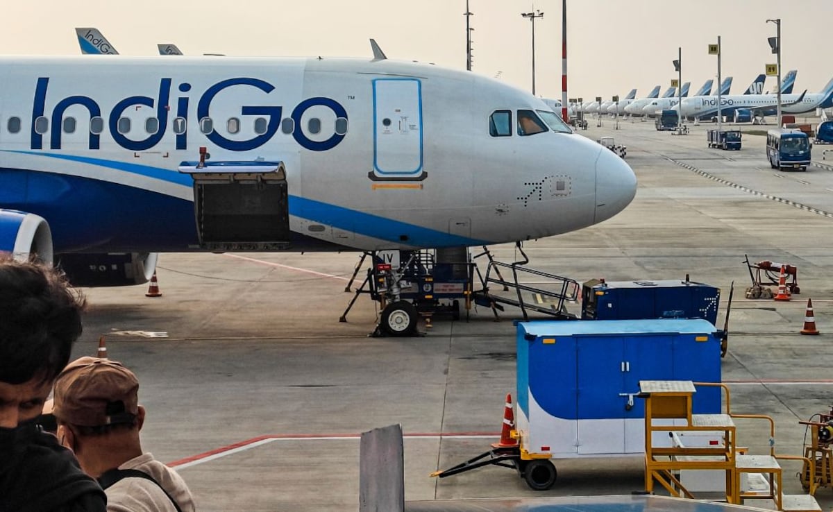 IndiGo पर DGCA की बड़ी कार्रवाई: 110 फ्लाइटें रोज कम होंगी, किराए पर भी लगा नियंत्रण