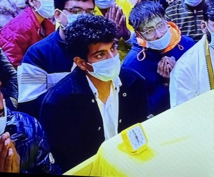 स्मृति मंधाना से शादी पोस्टपोन होने के बाद प्रेमानंद महाराज की शरण में पलाश मुच्छल, यूं छिपाया चेहरा