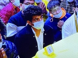 स्मृति मंधाना से शादी पोस्टपोन होने के बाद प्रेमानंद महाराज की शरण में पलाश मुच्छल, यूं छिपाया चेहरा