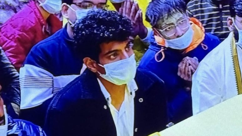 स्मृति मंधाना से शादी पोस्टपोन होने के बाद प्रेमानंद महाराज की शरण में पलाश मुच्छल, यूं छिपाया चेहरा