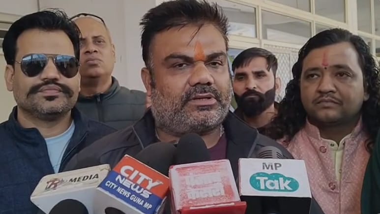 मां बीस भुजा देवी मंदिर परिसर में दंपति की अश्लील हरकत, वीडियो वायरल होने पर मचा बवाल