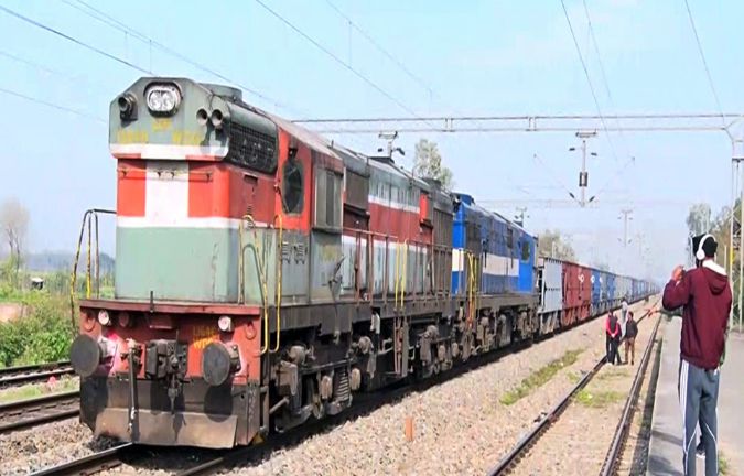 बिहार में ट्रेन हादसा; जमुई में पटरी से उतरे मालगाड़ी के 8 डिब्&zwj;बे, रेल यातायात बाधित