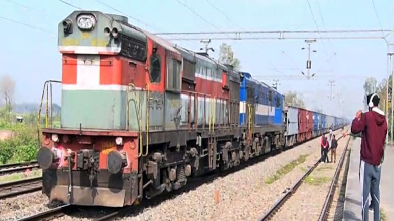 क्यों बंद नहीं किया जाता है पैसेंजर ट्रेन का इंजन? काफी कम लोग जानते हैं ये बात
