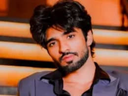<i>Kumkum Bhagya</i> Actor Zeeshan Khan Has Narrow Escape After Major Car Collision In Mumbai