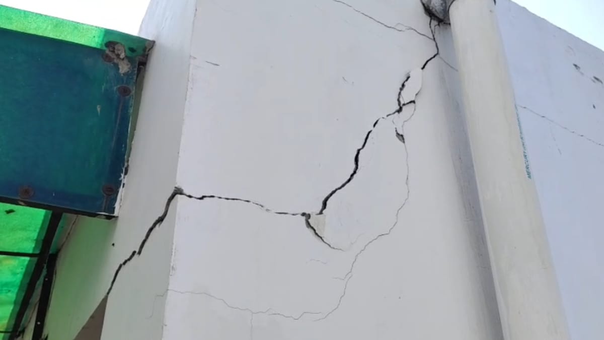 किचन के बाहर की दीवार में भी दरारें आ गईं
