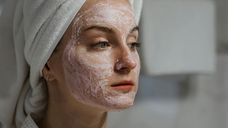 From Salicylic To Retinol: Dermatologist Shares How To Begin Your Active Skincare Routine