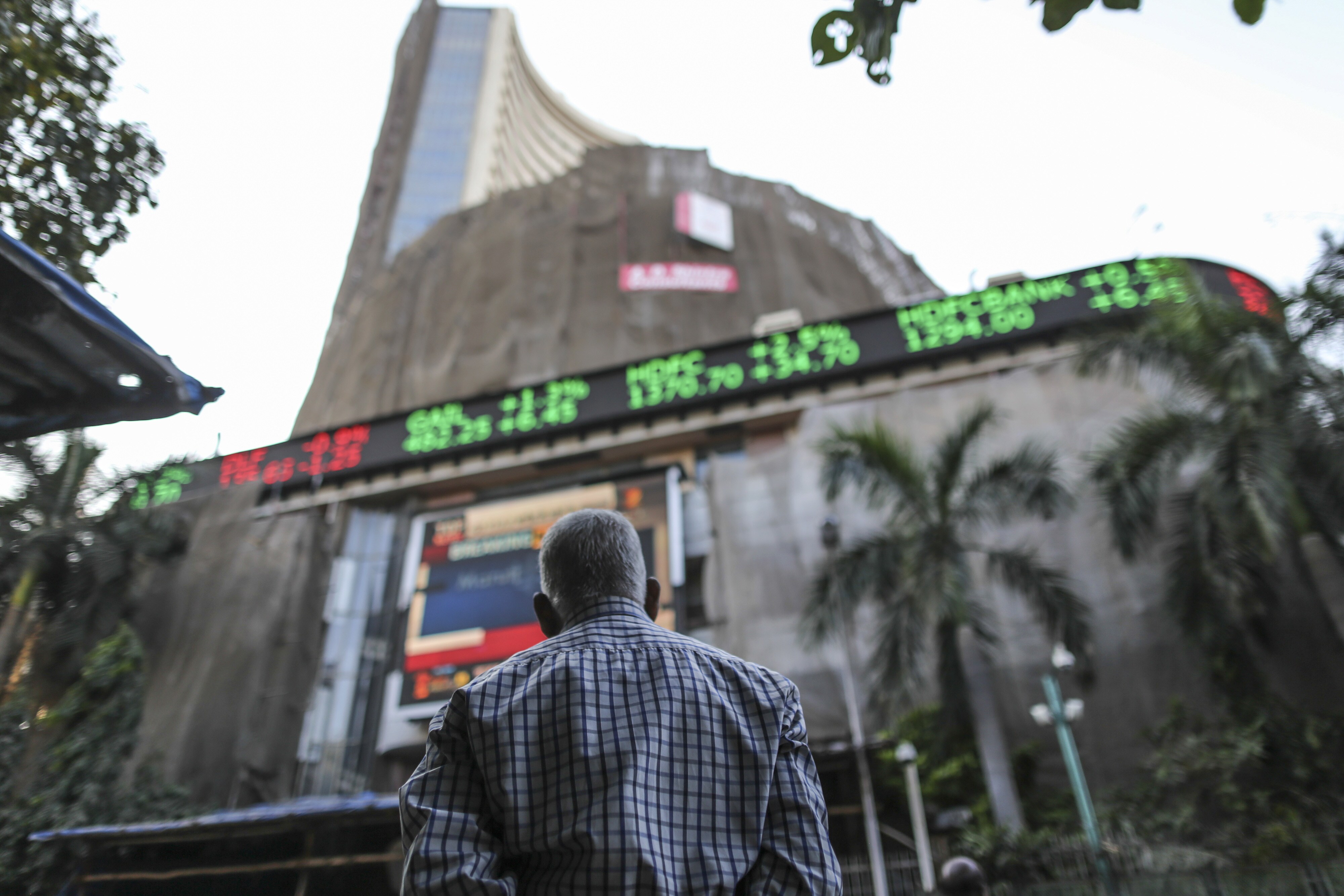 Sensex, Nifty End 1% Higher; Metals Outperform Again