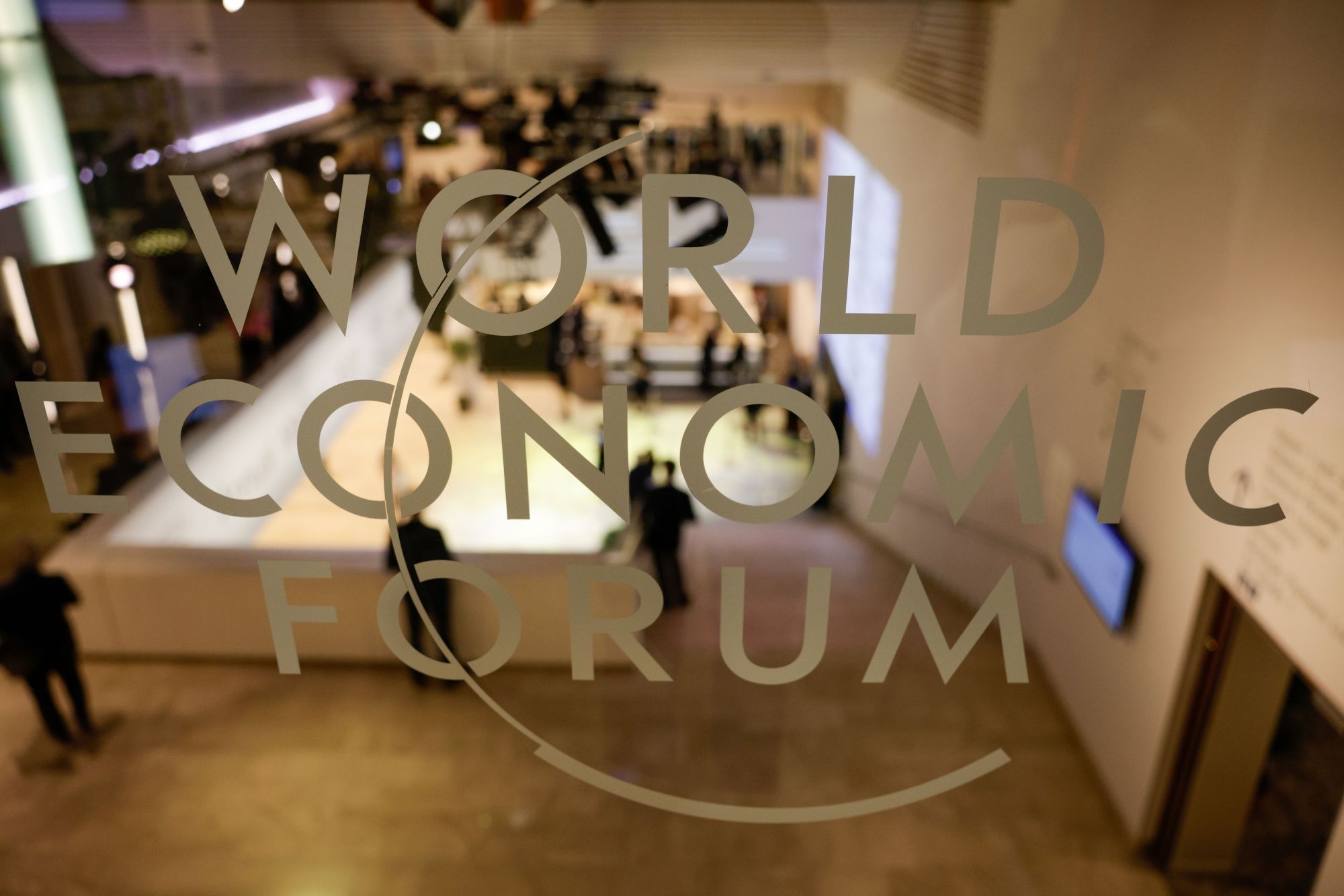 US Consumers Seen Shrugging Off Economic Gloom: Davos Update