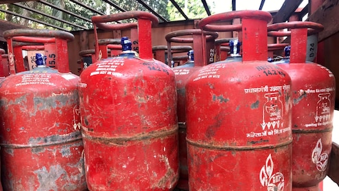 Delhi Government Makes PNG Connection Mandatory For Businesses Amid LPG Supply Crunch